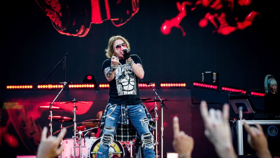 Warszawa. Wokalista zespołu Axl Rose podczas jednego z koncertów we Francji, 2018 r.
