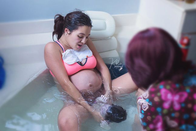 Kathy ma na swoim koncie wiele sesji porodowych jednak żaden poród jaki fotografowała nie był tak cichy i spokojny jak poród w wannie w zaciszu domowym.