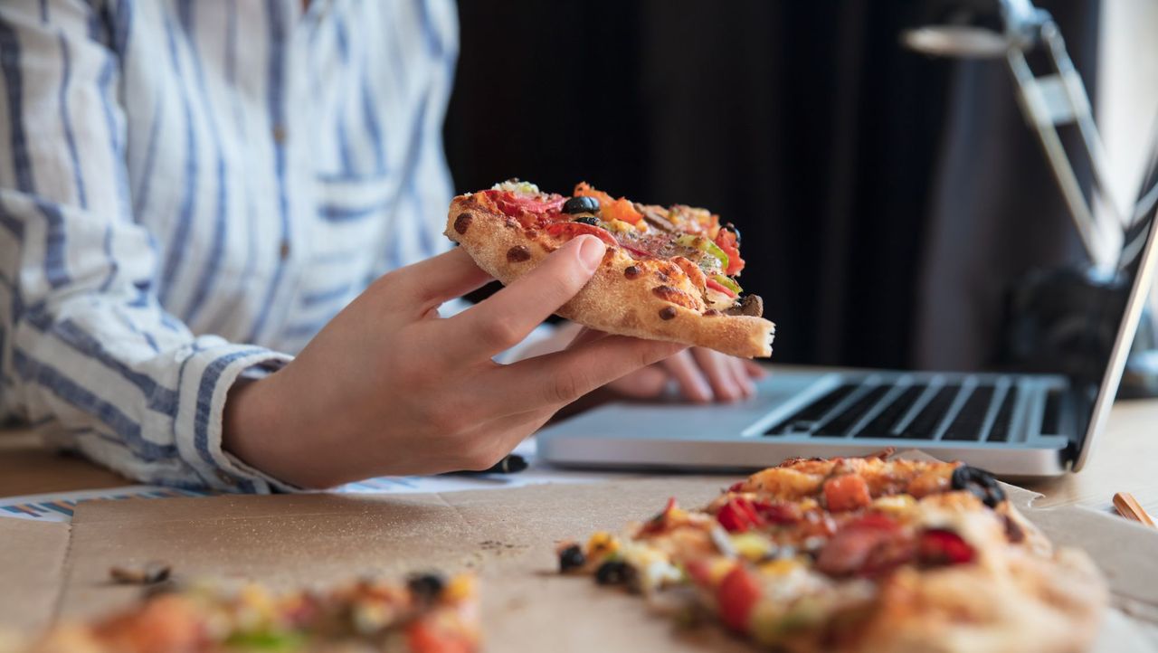 Dieta przy siedzącym trybie życia. Co jeść, gdy mało się ruszasz?