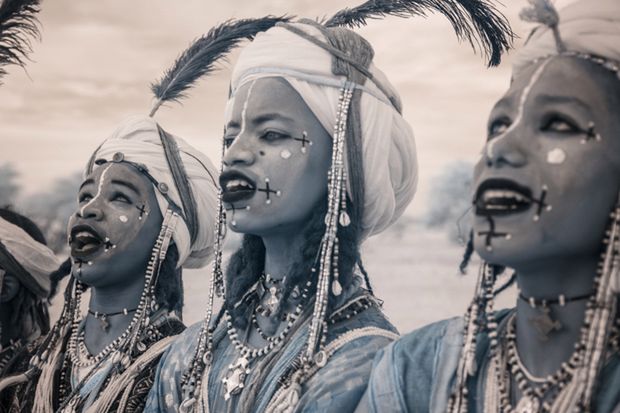 Terri Gold fotografuje święto koczowniczych plemion Wodaabe w podczerwieni 6