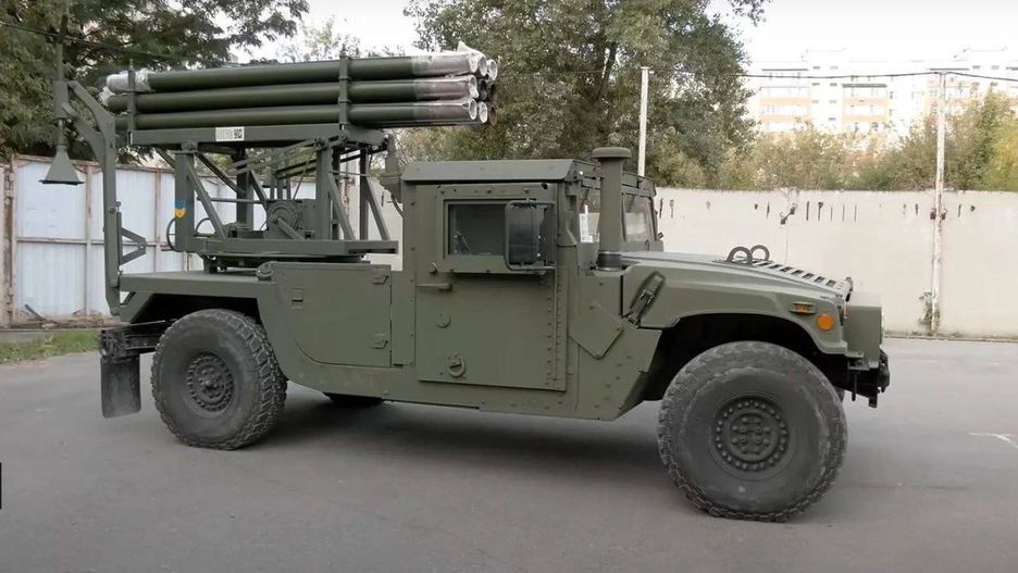 Amerykański HMMWV wzbogacony o fragment wieloprowadnicowej wyrzutni BM-21 Grad.