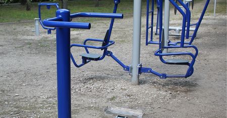 Nowa siłownia plenerowa na Ratajach – sport pod chmurką