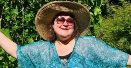 Przyodziana w strój kąpielowy i zwiewną narzutkę Dominika Gwit ogłasza rozpoczęcie urlopu: "Jeziora i lasy strzeżcie się" (FOTO)