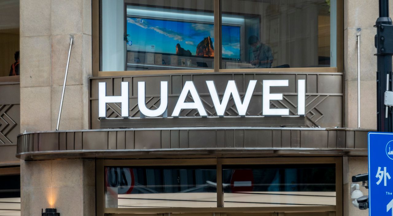 Koniec 5G od Huawei w Wielkiej Brytanii. Wszelkie nadajniki mają zostać rozebrane