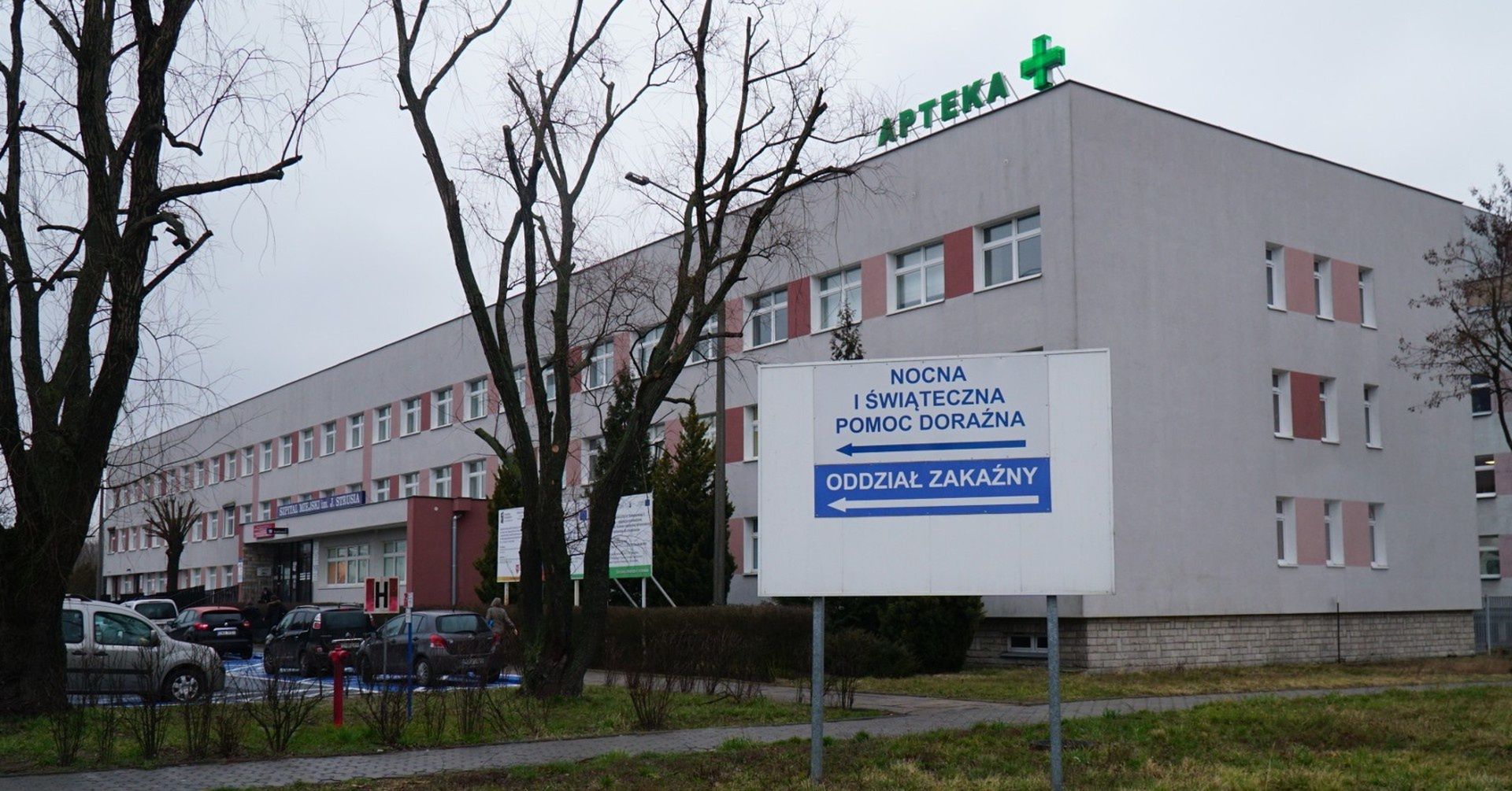 Apteka w szpitalu im. J. Strusia w Poznaniu działała do początku pandemii COVID-19. Od 2023 roku nowa najemczyni stara się o jej ponowne otwarcie.