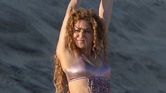 Muśnięta słońcem Shakira pręży SMUKŁE CIAŁO odziane w metaliczne bikini. Robi wrażenie?