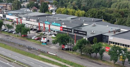 W PRL-u słynął ze sprzedaży mebli. Dziś idzie pod młotek. Oto cena