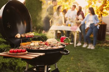 Sezon grillowy w pełni. Oprócz kiełbas i karkówki postawmy na warzywa i ryby