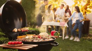 Sezon grillowy w pełni. Oprócz kiełbas i karkówki postawmy na warzywa i ryby