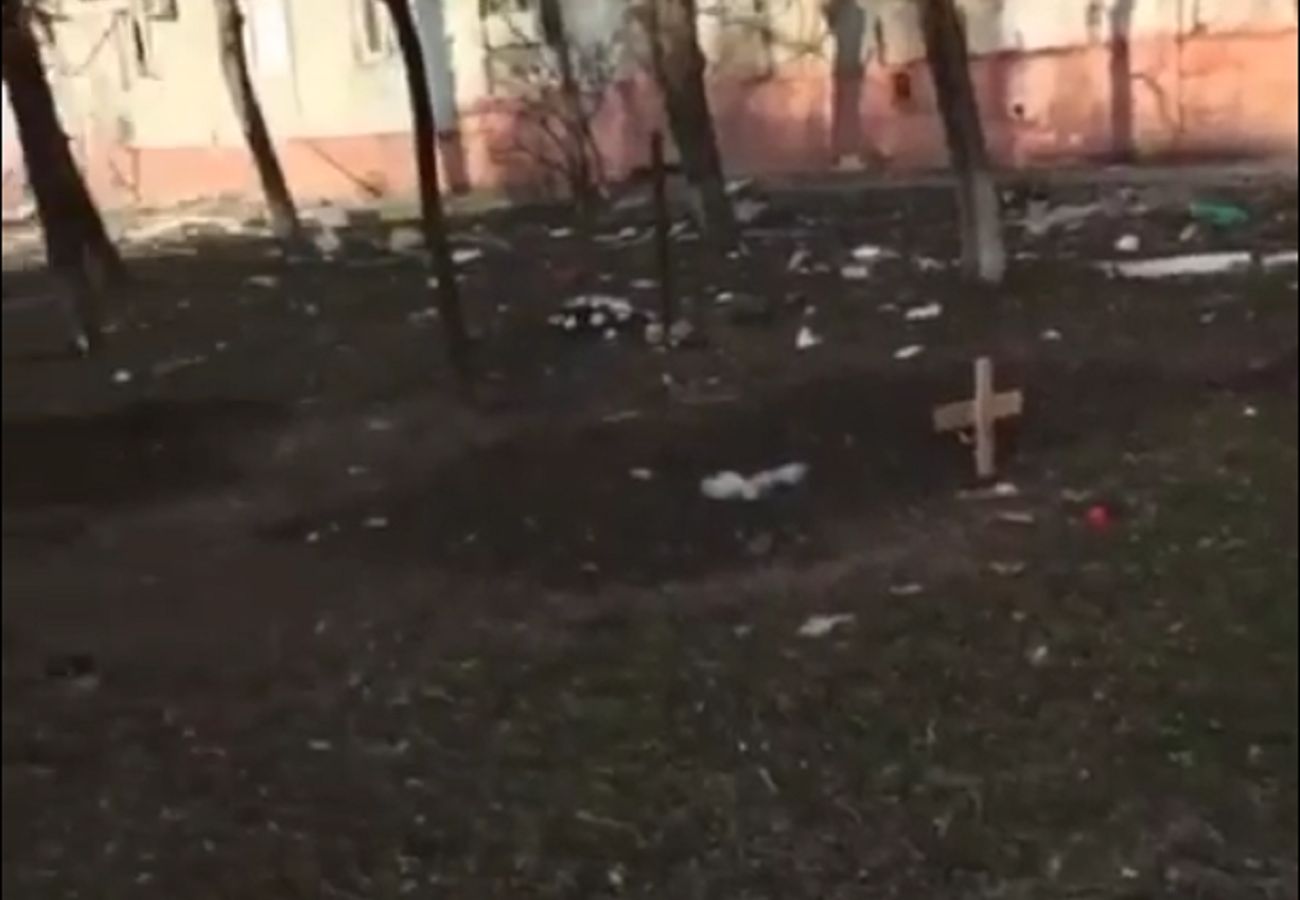 Cmentarze na trawnikach, masowe groby. Krytyczna sytuacja w Mariupolu