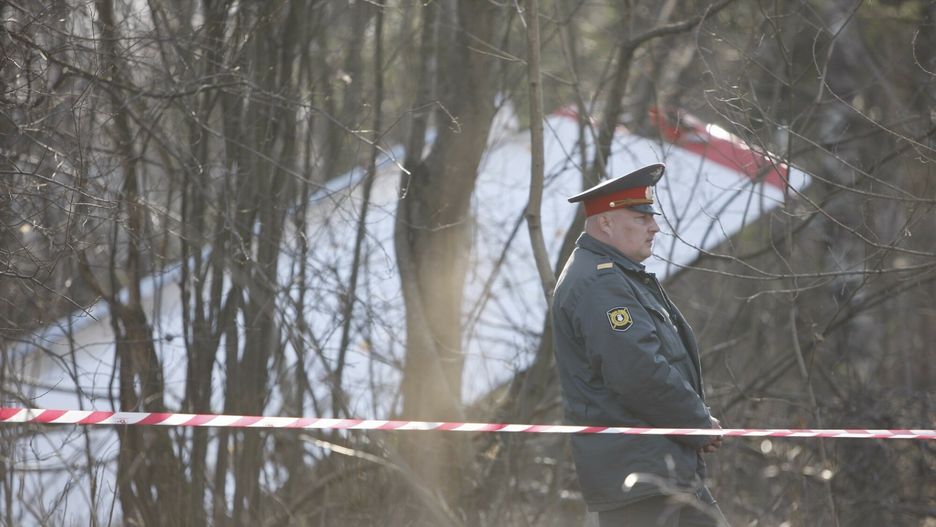 Szcz?tki prezydenckiego samolotu
(100410) -- SMOLENSK, April 10, 2010 () -- A policeman stands guard near the wreckage of a Polish government Tupolev Tu-154 aircraft  near Smolensk airport on April 10, 2010. A chartered plane flying from Warsaw to the Russia city of Smolensk crashed in thick fog near the Smolensk airport on Saturday, killing all 96 people on board the aircraft, including President Kaczynski and his wife, army chief of staff, deputy foreign minister and the central bank governor. (/Lu Jinbo) (zcq)
Lu Jinbo
