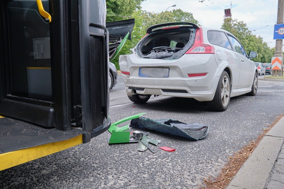 Kierowca trolejbusu uderzył w volvo