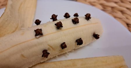Wieczorem wbij goździki w obranego banana. Rano sobie podziękujesz