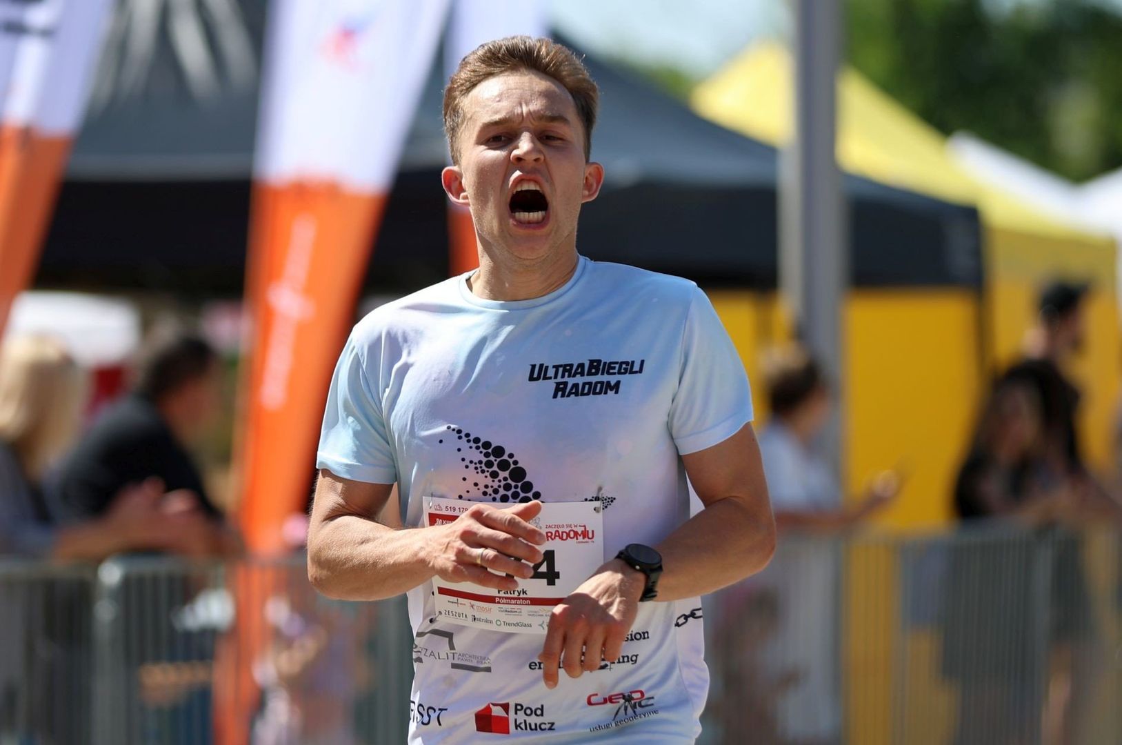 uczestnicy Półmaratonu Radomskiego Czerwca wbiegali na metę