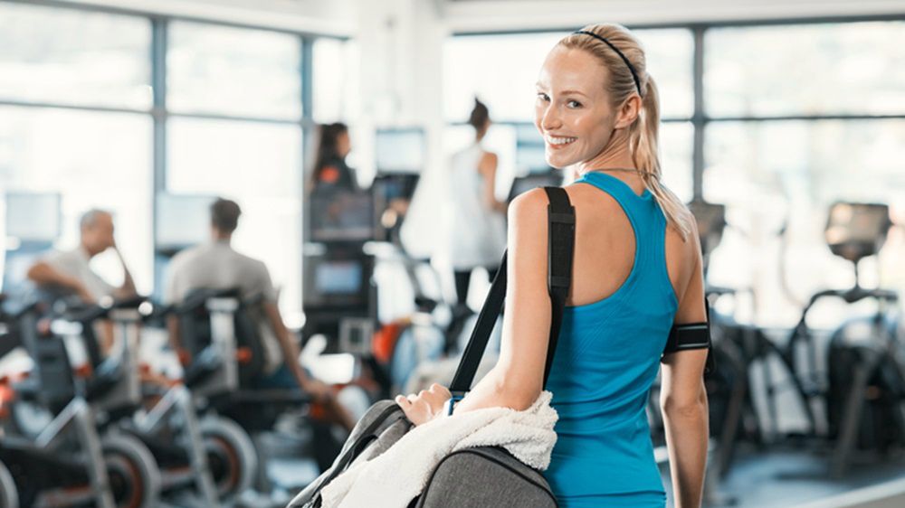 Wybierzmy modną, a zarazem funkcjonalną torbę sportową z szerokim paskiem, który nie będzie wbijał się w ramię