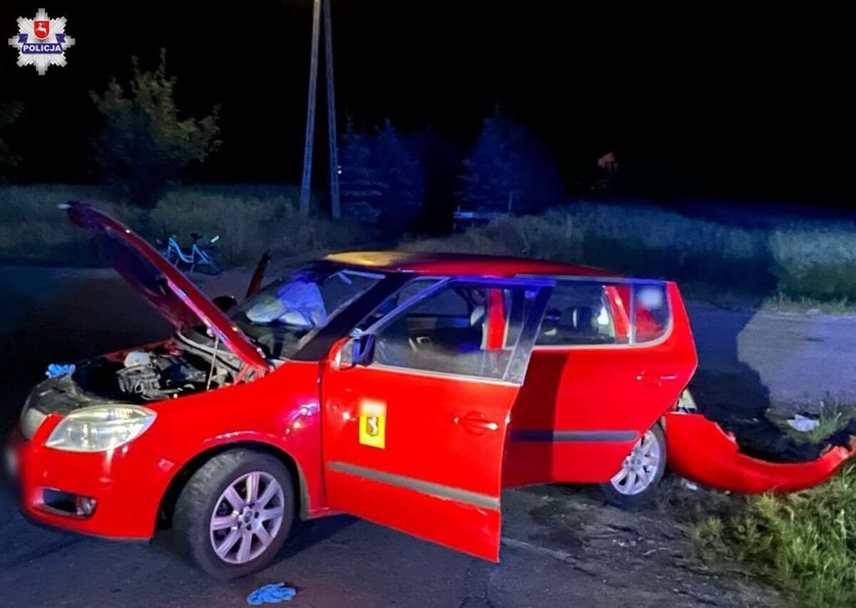 Skoda, w którą uderzył motocyklista