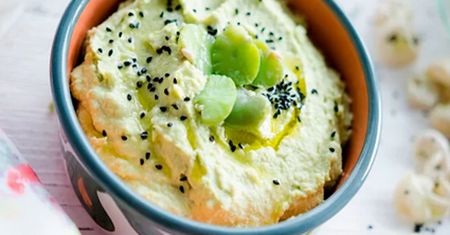Totalnie letni przepis! Hummus z bobu podbija podniebienia