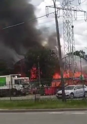 Warszawa: Pożar wysypiska śmieci w Wilanowie. Duże zadymienie. W akcji 10 zastępów straży pożarnej
