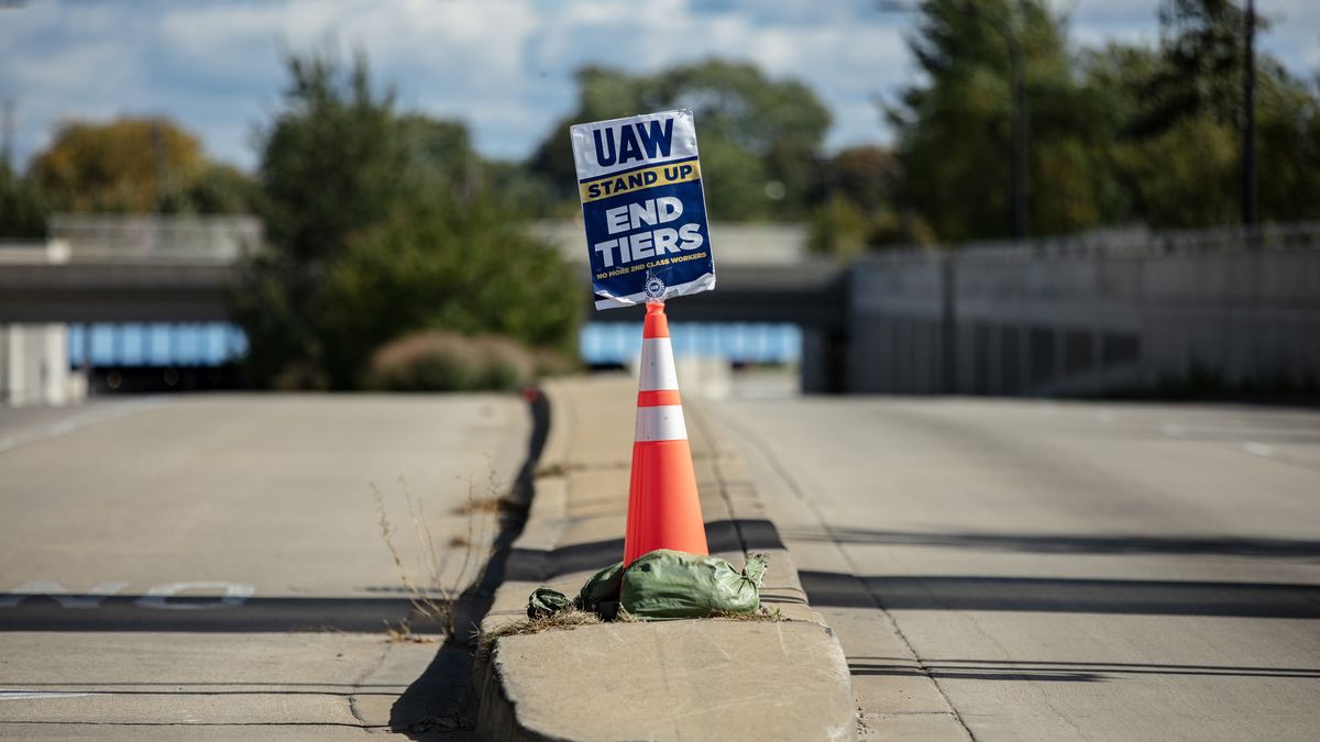 CHICAGO, ILLINOIS - OCTOBER 7: A sign showing support for the UAW strike stands at the intersection across from the Ford Chicago Assembly Plant on October 7, 2023 in Chicago, Illinois. UAW president Shawn Fain later joined members in solidarity with the ongoing strike at Union Hall 551. (Photo by Jim Vondruska/Getty Images)