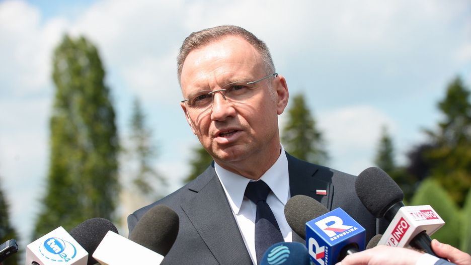 Andrzej Duda
Urville-Langannerie, Francja, 06.06.2024. Prezydent RP Andrzej Duda podczas wypowiedzi dla medi�w na polskim cmentarzu wojennym w Urville-Langannerie, 6 bm. Prezydent Andrzej Duda jest z wizyt� w Republice Francuskiej w zwi�zku z obchodami 80. rocznicy l�dowania Wojsk Sprzymierzonych w Normandii.  (sko) PAP/Marcin Obara
Marcin Obara
80 80., cmentarz, normandia, normandii, polski, rocznica, wizyta, wojenny, zagraniczna
