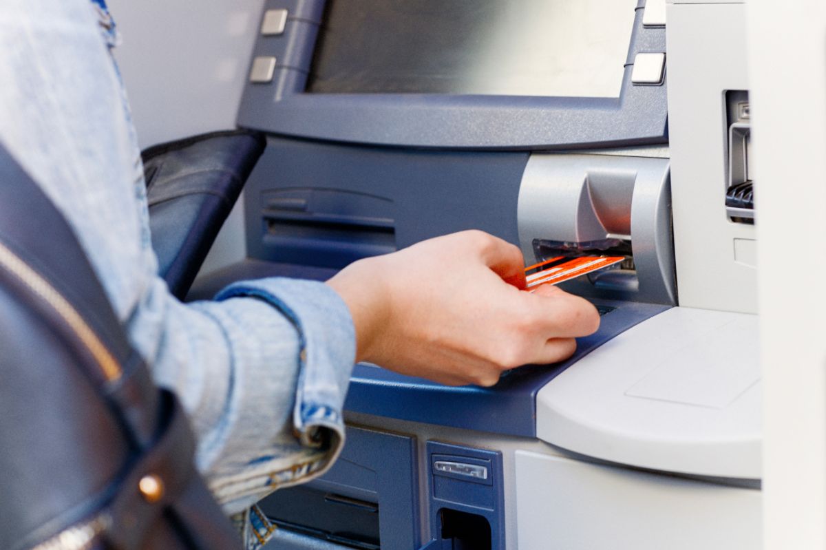 What to watch out for when withdrawing money from an ATM?