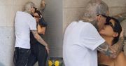 Kourtney Kardashian i Travis Barker NAMIĘTNIE OBŚCISKUJĄ SIĘ na tyłach centrum handlowego (ZDJĘCIA)