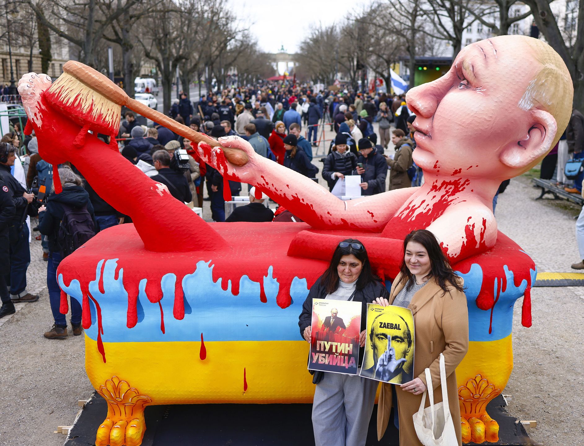 People attend a protest against the Putin regime in front of the Russian embassy in Berlin, Germany, 17 March 2024. Parallel to the presidential election in Russia, people are protesting on the streets with the slogan, 'No more Putin, war, lies, and repression'. EPA/HANNIBAL HANSCHKE Dostawca: PAP/EPA.