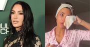 Kim Kardashian zmyła CAŁY MAKIJAŻ i pokazała, jak naprawdę wygląda jej cera. Duża różnica? (WIDEO)