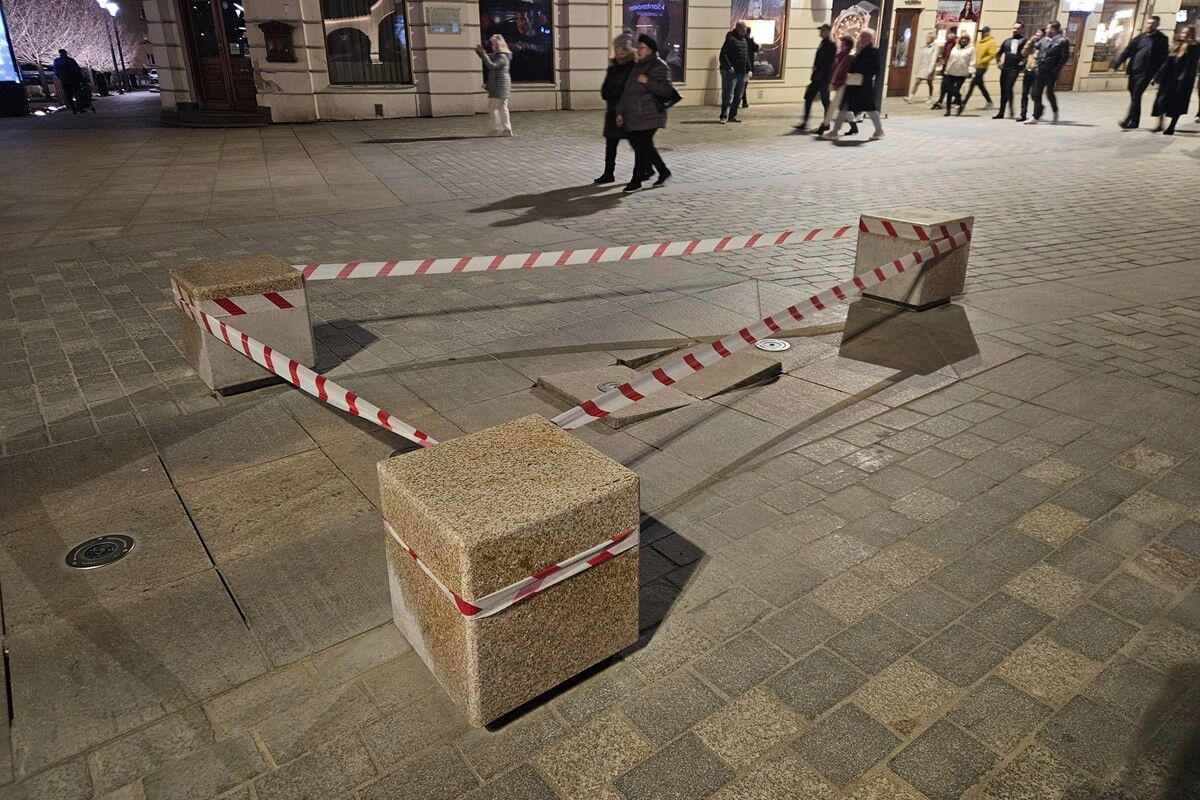 Zabezpieczona taśmą uszkodzona fontanna na Placu Litewskim w Lublinie