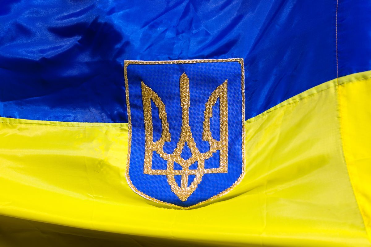 Прапор та герб України (Photo by Beata Zawrzel/NurPhoto via Getty Images)