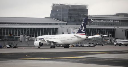 Lotnisko Chopina. Usterka maszyny i potrącenie zająca. Samolot dwa razy zawracał
