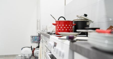Masz błyszczące fronty w kuchni? Pod żadnym pozorem tego nie rób