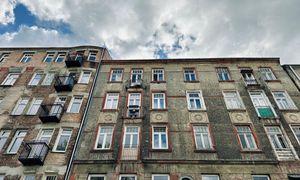 Kupił mieszkanie, nie może w nim zamieszkać. Co miesiąc płaci czynsz