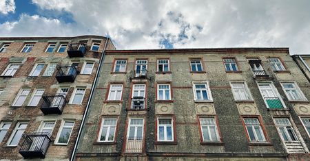 Kupił mieszkanie, nie może w nim zamieszkać. Co miesiąc płaci czynsz