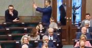 "Złota robota". Poseł PiS przyłapany w Sejmie. Tak komentuje swoje zachowanie