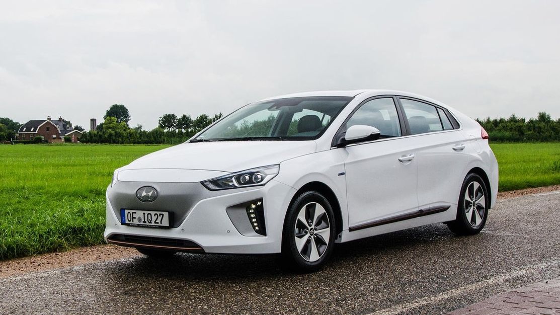 Biały Ioniq Electric to zdecydowanie bardziej zachowawcze auto niż BMW i3.