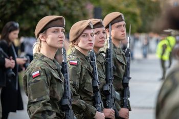 Białystok: Przysięga na Rynku Kościuszki. Ślubowali absolwenci szkolenia podstawowego 1. Podlaskiej Brygady Obrony Terytorialnej