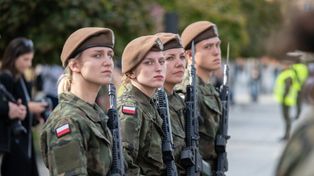 Białystok: Przysięga na Rynku Kościuszki. Ślubowali absolwenci szkolenia podstawowego 1. Podlaskiej Brygady Obrony Terytorialnej