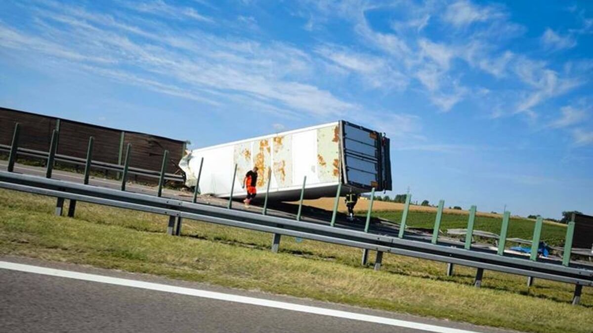 TIR w rowie na S17