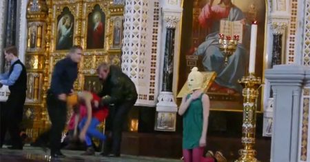 Zobaczcie słynny występ Pussy Riot w cerkwi!