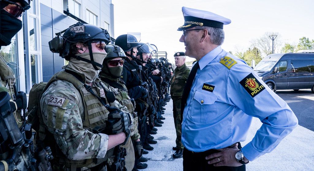 Norweska policja działa w stanie podwyższonej gotowości. To skutek pojawienia się niezidentyfikowanych  dronów w przestrzeni powietrznej