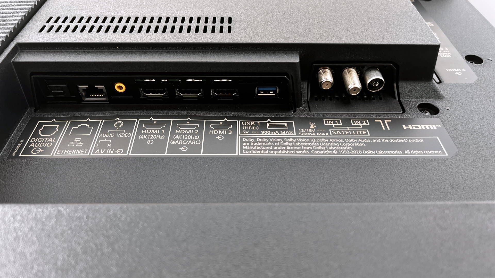 Panasonic TX-65JZ1500 - porty skierowne w dół