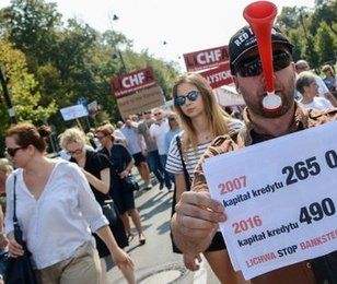 Frank jest przewartościowany. Frankowicz traci przez to średnio 200 zł miesięcznie