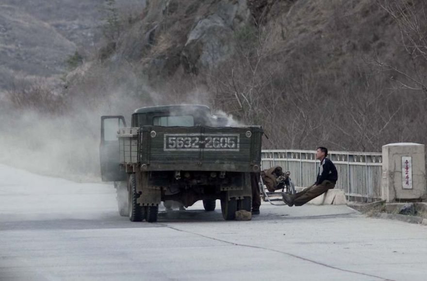 Na autostradach widać często ciężarówki z węglem, gdyż Korea Północna ma problemy z pozyskaniem ropy.