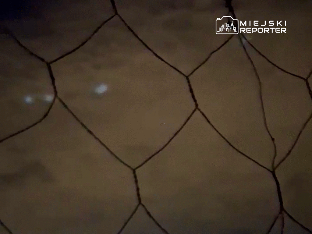 Siatka sportowa z widocznymi refleksami świetlnymi na tle ciemnego nieba.