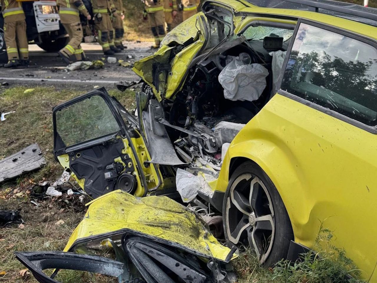 Tuchomko: Czołowe zderzenie audi i jeepa. 25-latek zginął na miejscu, dwie osoby zostały ranne
