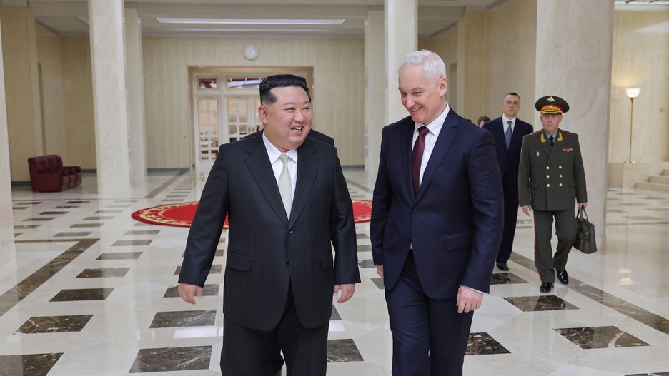 Kim Dzong Un i rosyjski minister Andriej Biełousow