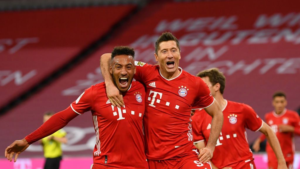 Getty Images /  Sebastian Widmann / Na zdjęciu: Robert Lewandowski (z prawej) cieszy się z gola