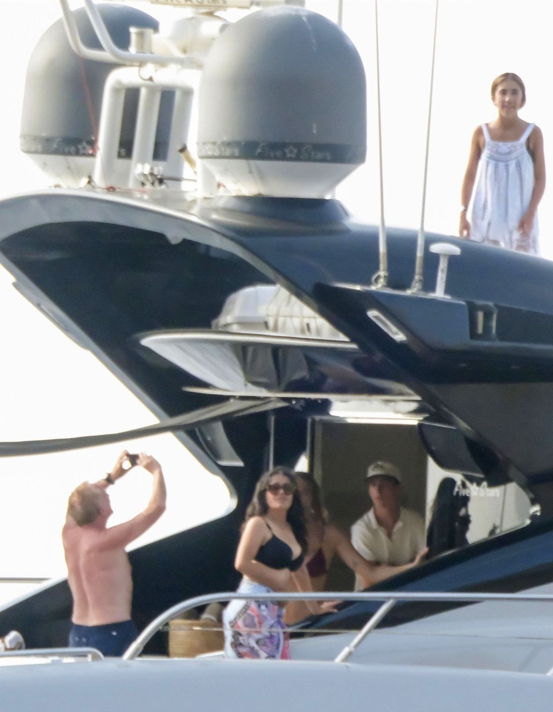 Salma Hayek dokazuje z rodzinką na jachcie 