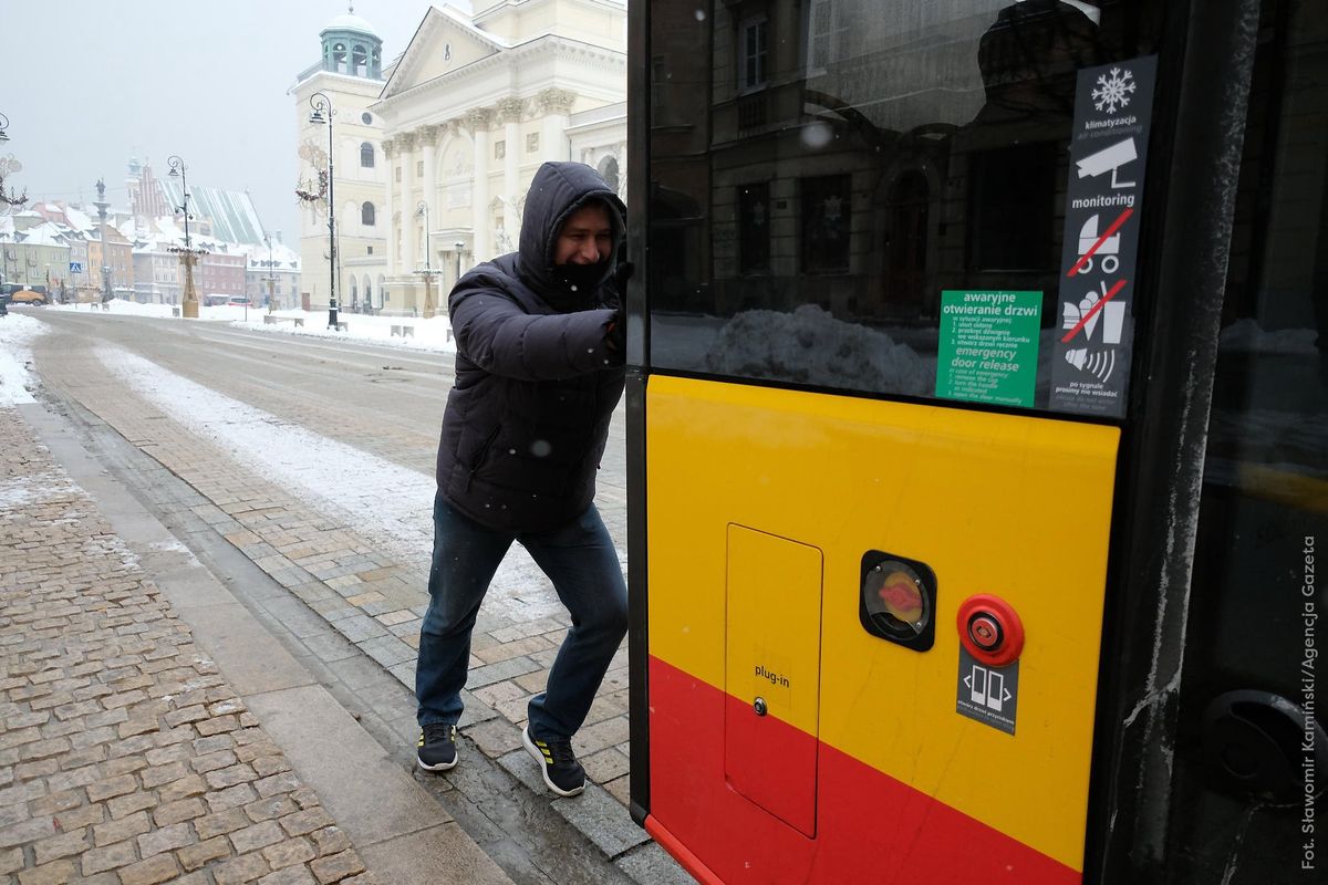 Warszawa. 28-letni Białorusin pomógł ruszyć autobusowi